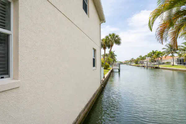 After stucco repair - Waterfront Stucco Crack Repair